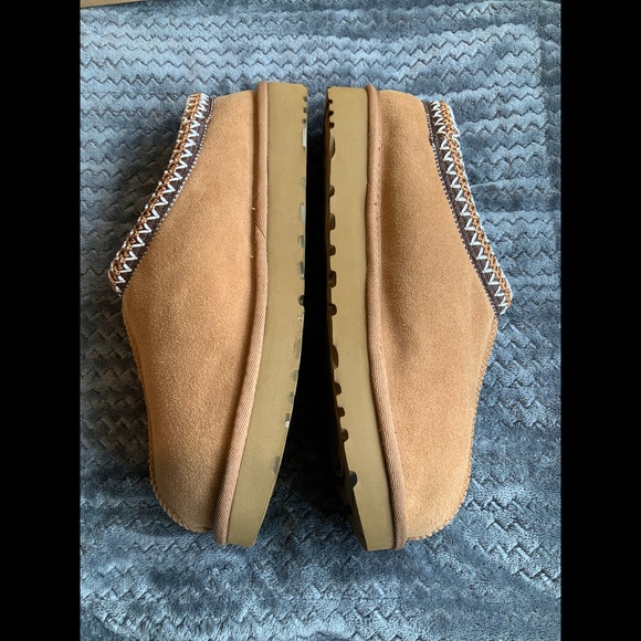 EUC Women’s UGG Tasman Chestnut In Box Size 10 - Picture 4 of 17
